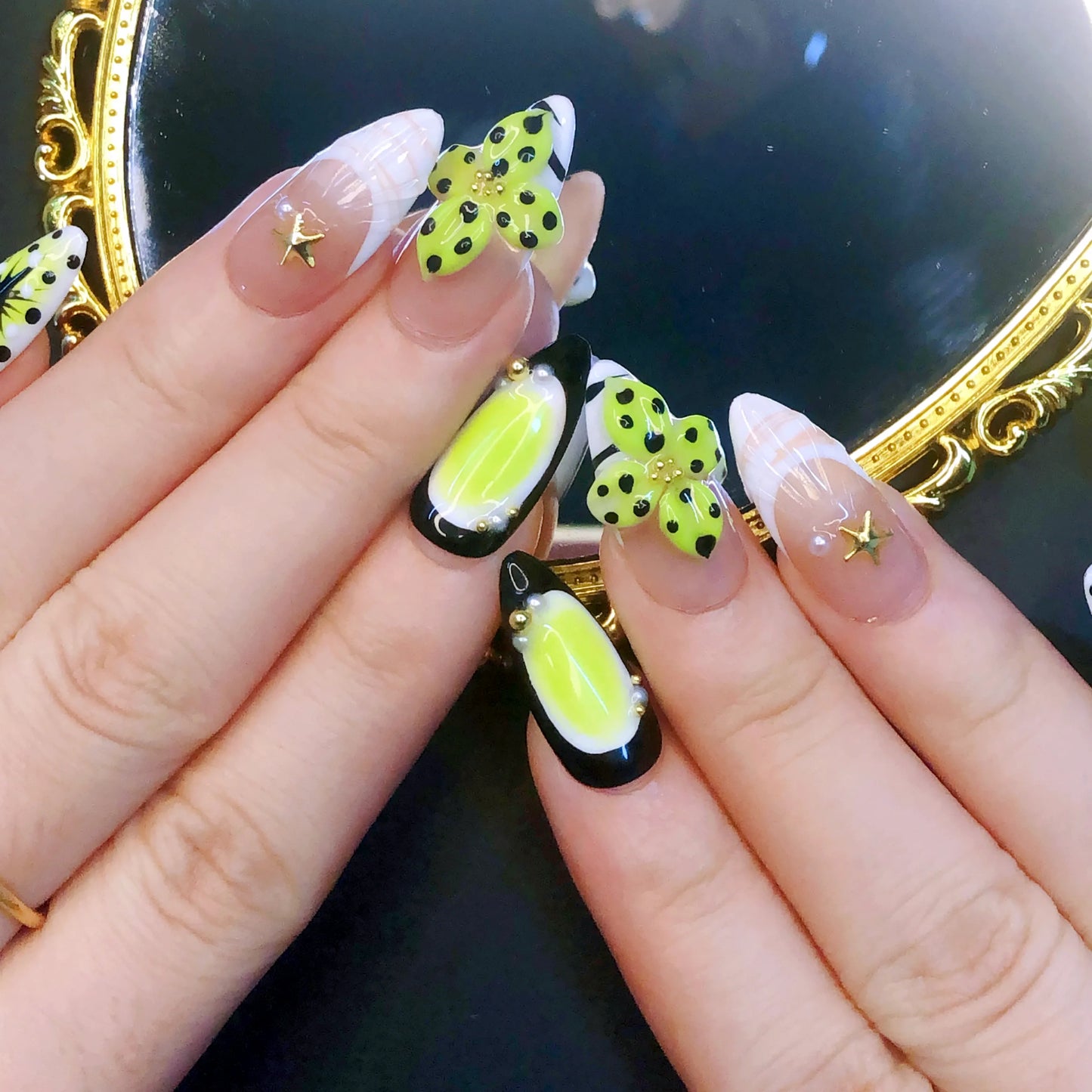 Press On Nail Green Flower